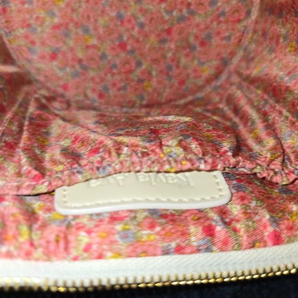 Kayla and Ava white quilted bucket purse - Picture 2 of 3